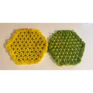 Pair of Green and Yellow Daisy Pattern Yarn Pot Holders Hot Pads